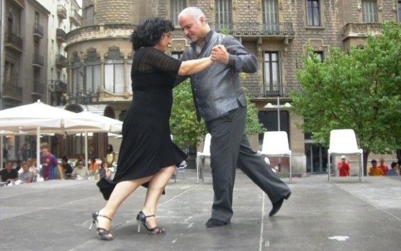 Raul Mamone i Ester Salvador són els professors del curs de tango.