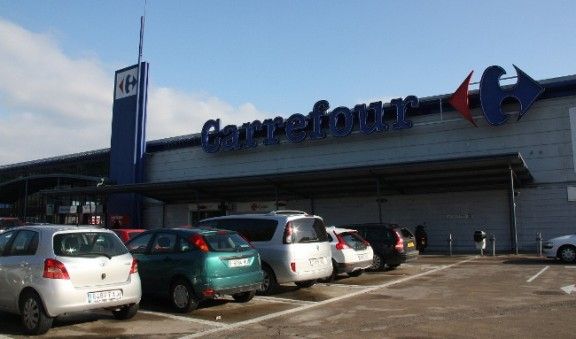 El supermercat Carrefour situat a l'entrada de Girona.
