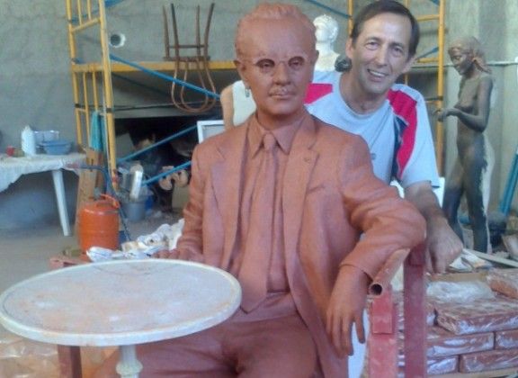 L'escultor Ramon Oms, amb Joaquim Amat-Piniella en fang.
