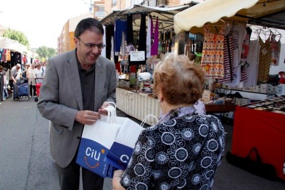 Valentí Junyent repartia bosses de CiU pel mercat.