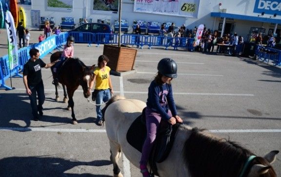 Infants passejant en cavall al Decathlon.