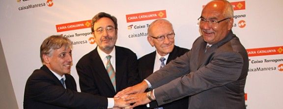 L'encara president de la nova caixa, Narcís Serra, amb els vicepresidents 1er i 2on i el director general de la nova entitat , Adolf Todó.