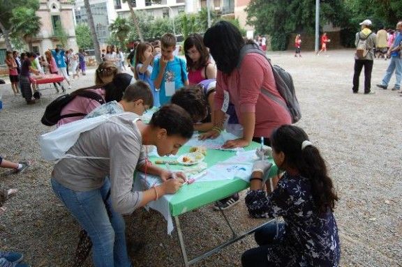 Els alumnes participant a la gimcana.