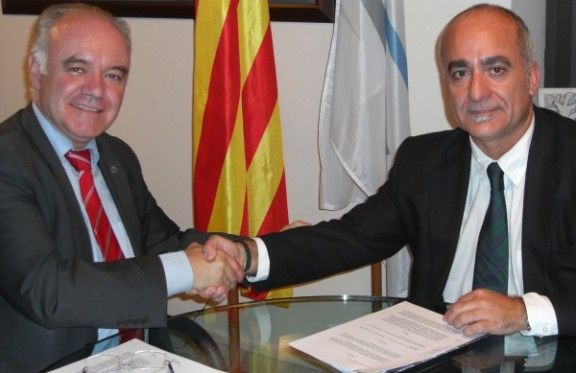 Francesc J. Archs i Valentí Martínez en la signatura de l'acord.