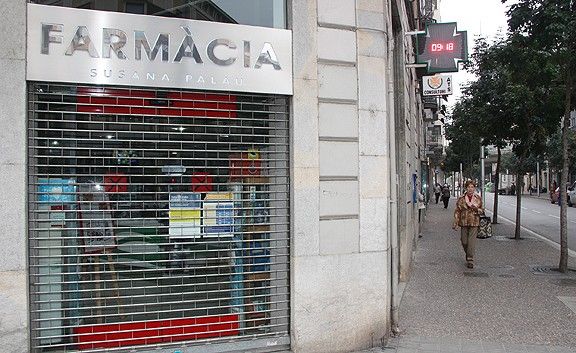 Una farmàcia de Girona, tancada.