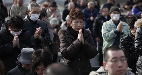 La gent participa al minut de silenci, a les 14:46, durant una cerimònia en una zona molt devastada pel terratrèmol i el tsunami, a Ofunato.
