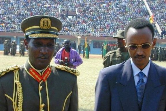 El general Kayumba Nyamwasa, a l'esquerra, amb l'encara president de Ruanda Paul Kagame