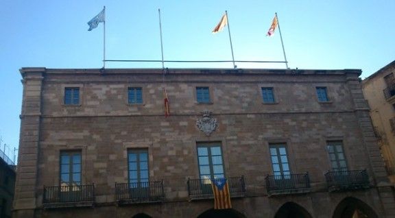 Façana de l'ajuntament de Manresa amb la bandera espanyola caiguda del seu pal.