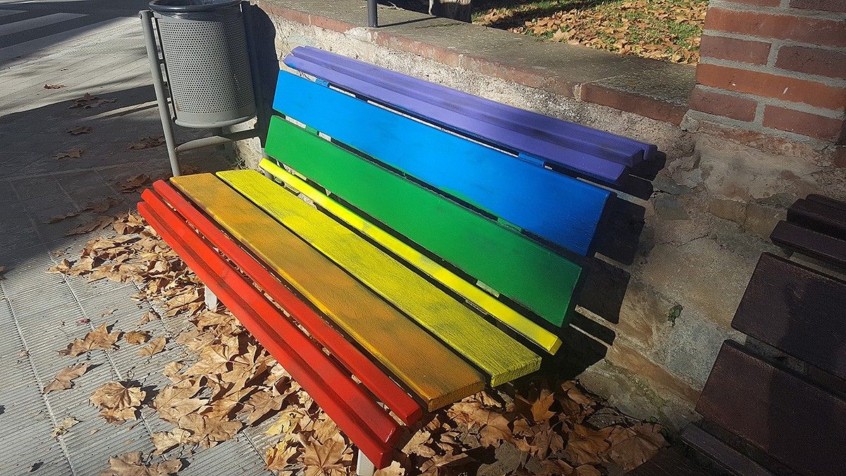 Un banc pintat amb la bandera LGTBI+