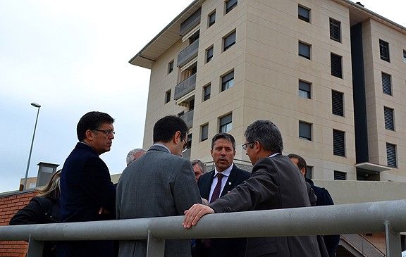 El conseller Lluís Recoder, l'alcalde Josep Maria Canudas i altres representants institucionals, durant la visita al barri de Salipota.