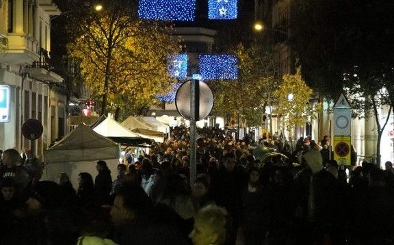 Carrer Guimerà ple de gent aquest diumenge a la Fira de Sant Andreu.