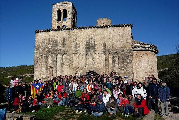 Una part dels participants fent-se la foto davant de Sant Julià.