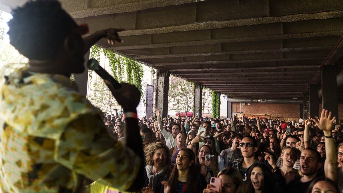 Un concert a l'antiga fàbrica Estrella Damm