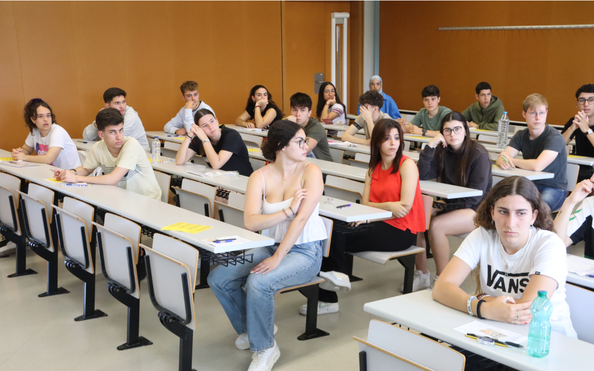 Un grup d'estudiants durant la selectivitat 2024 a Tarragona