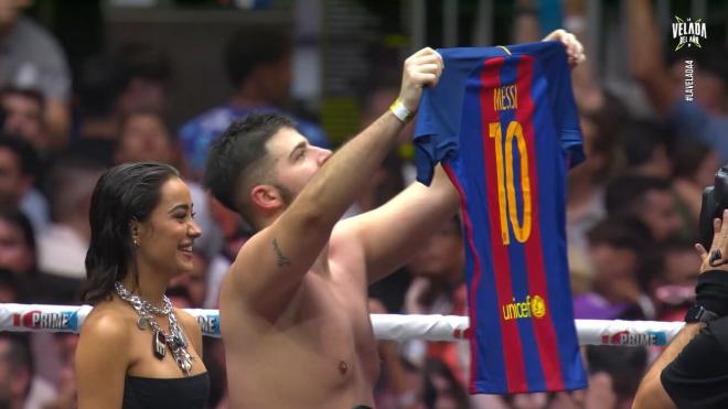 L'streamer La Cobra s'ha tret, davant de tot el Bernabeu, una samarreta del Barça, que ha mostrat tal com ho va fer Leo Messi la temporada 2016/2017