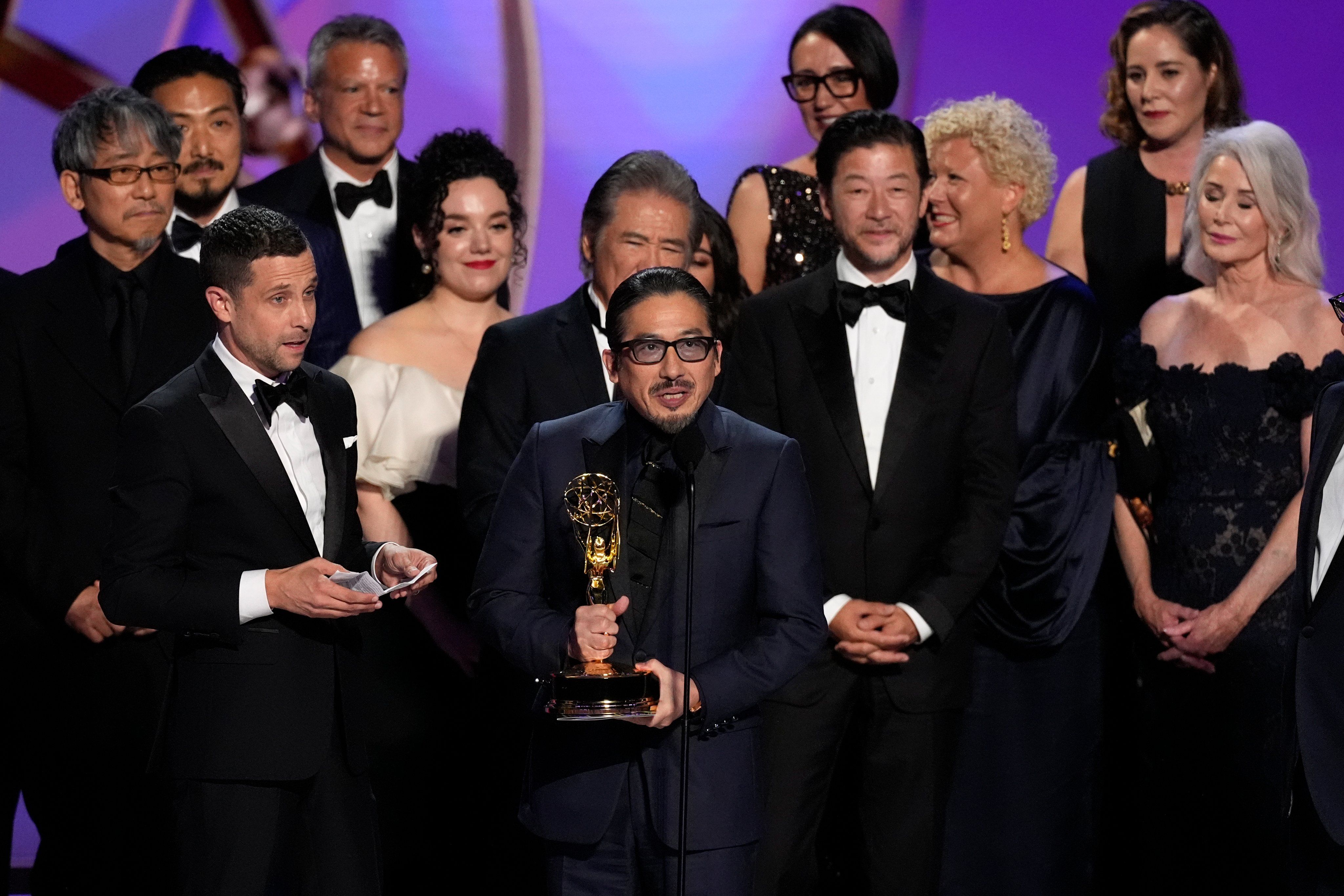 Els protagonistes i creadors de Shogun, recollint l'Emmy