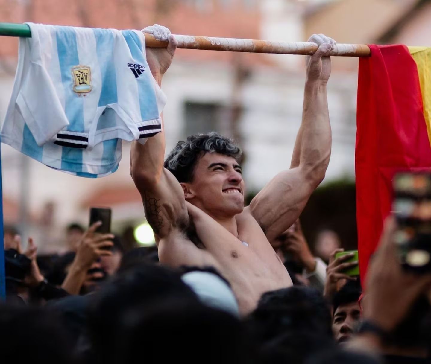 El tiktoker argentí en el moment de fer el repte físic de les dominades