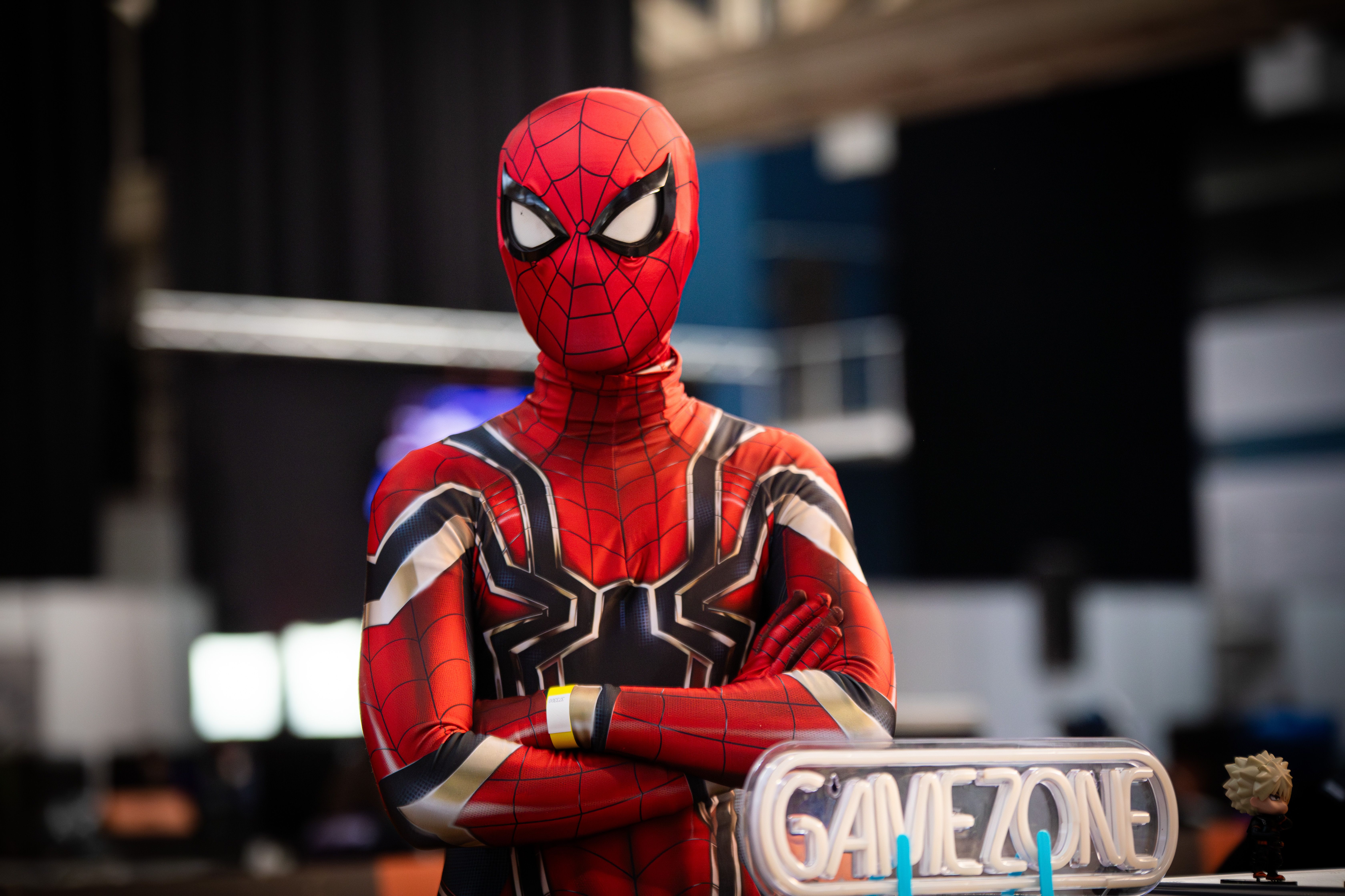 Un jove vestit d'Spider-Man en el saló del gaming en català (SAGA)