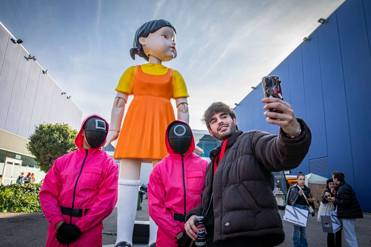 Participants del Manga a l'exterior de la Fira