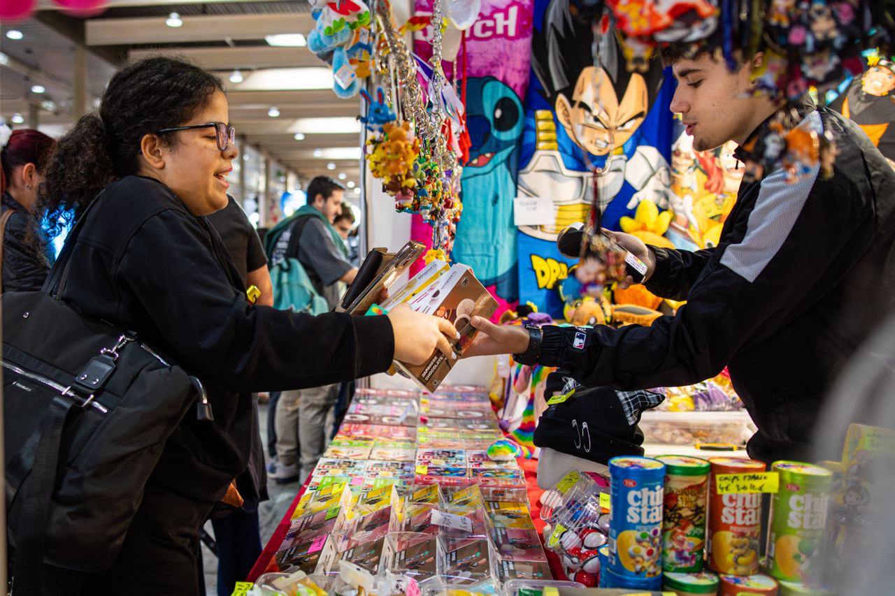 Una noia compra en un dels estands del saló