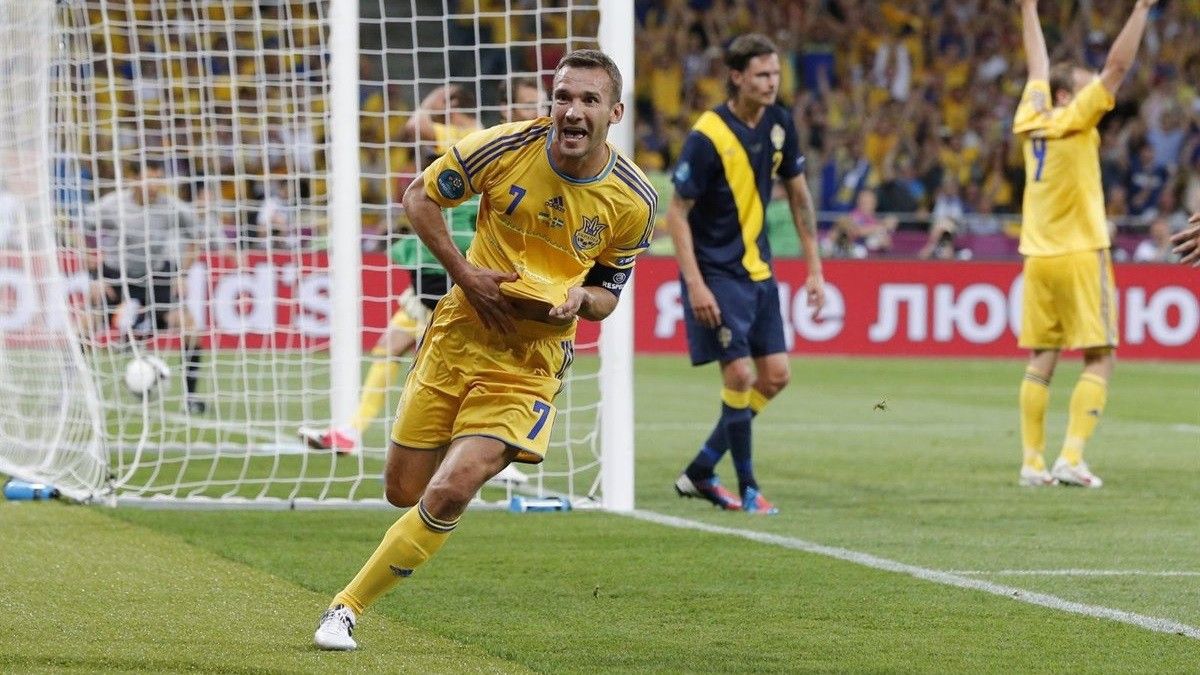 Shevchenko celebrant un gol amb la selecció d'Ucraïna