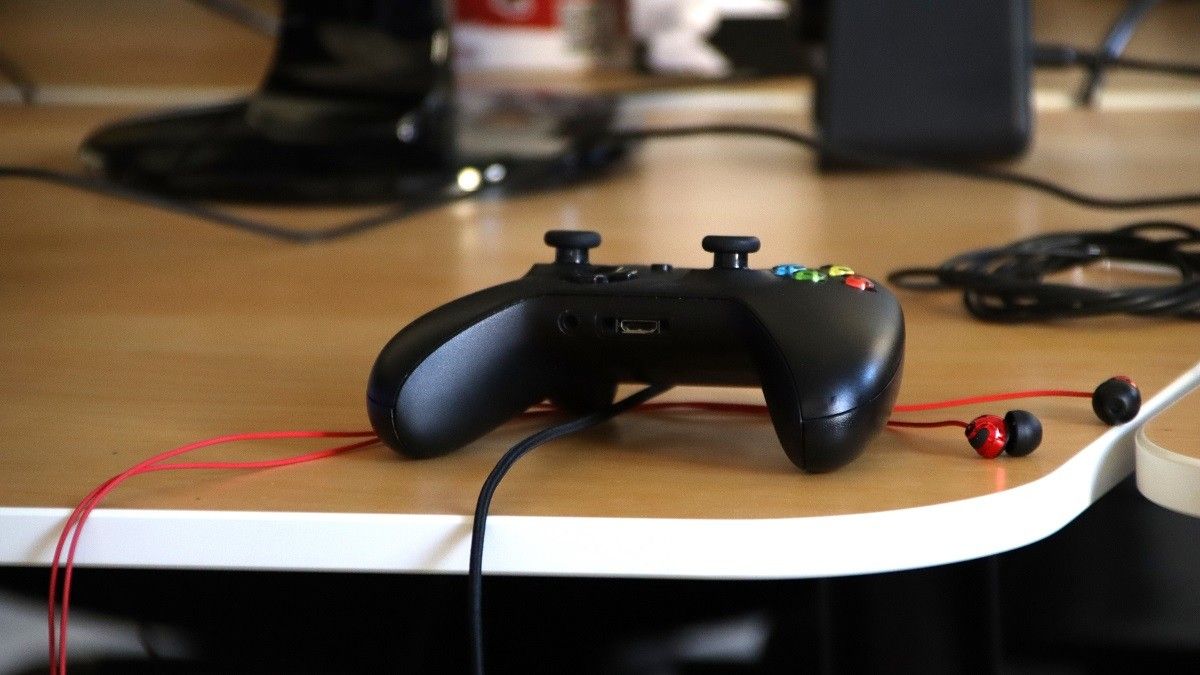 Un comandament per jugar, en una oficina de creació de videojocs a Barcelona