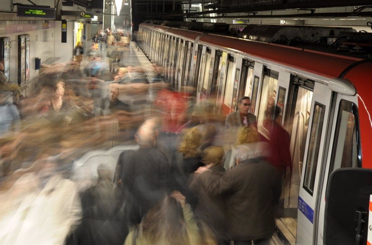 Centenars de persones al metro de Barcelona