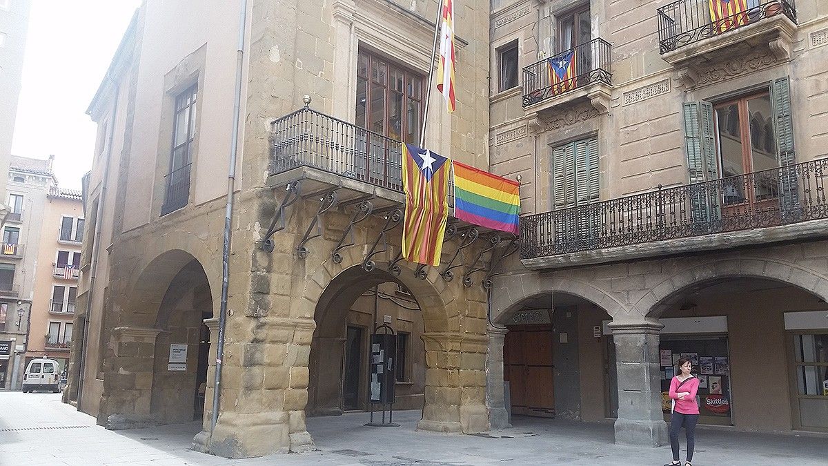 L'Ajuntament de Vic amb la bandera de l'arc de Sant Martí