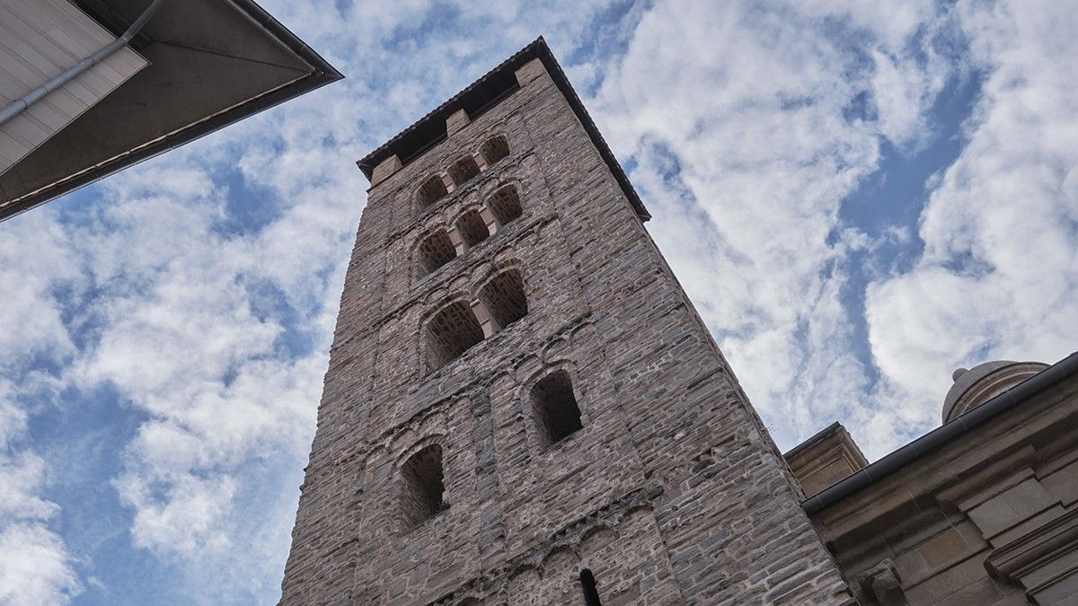 Campanar romànic de la Catedral de Sant Pere de Vic.