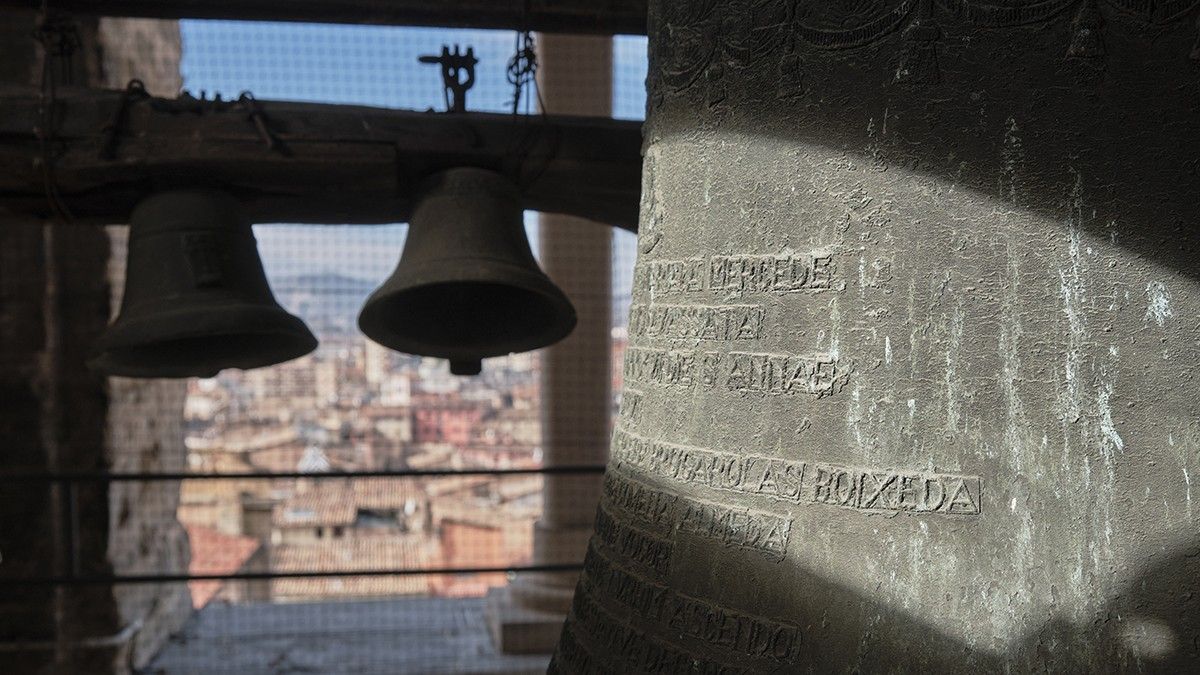 Algunes de les campanes del campanar de la catedral de Sant Pere de Vic.