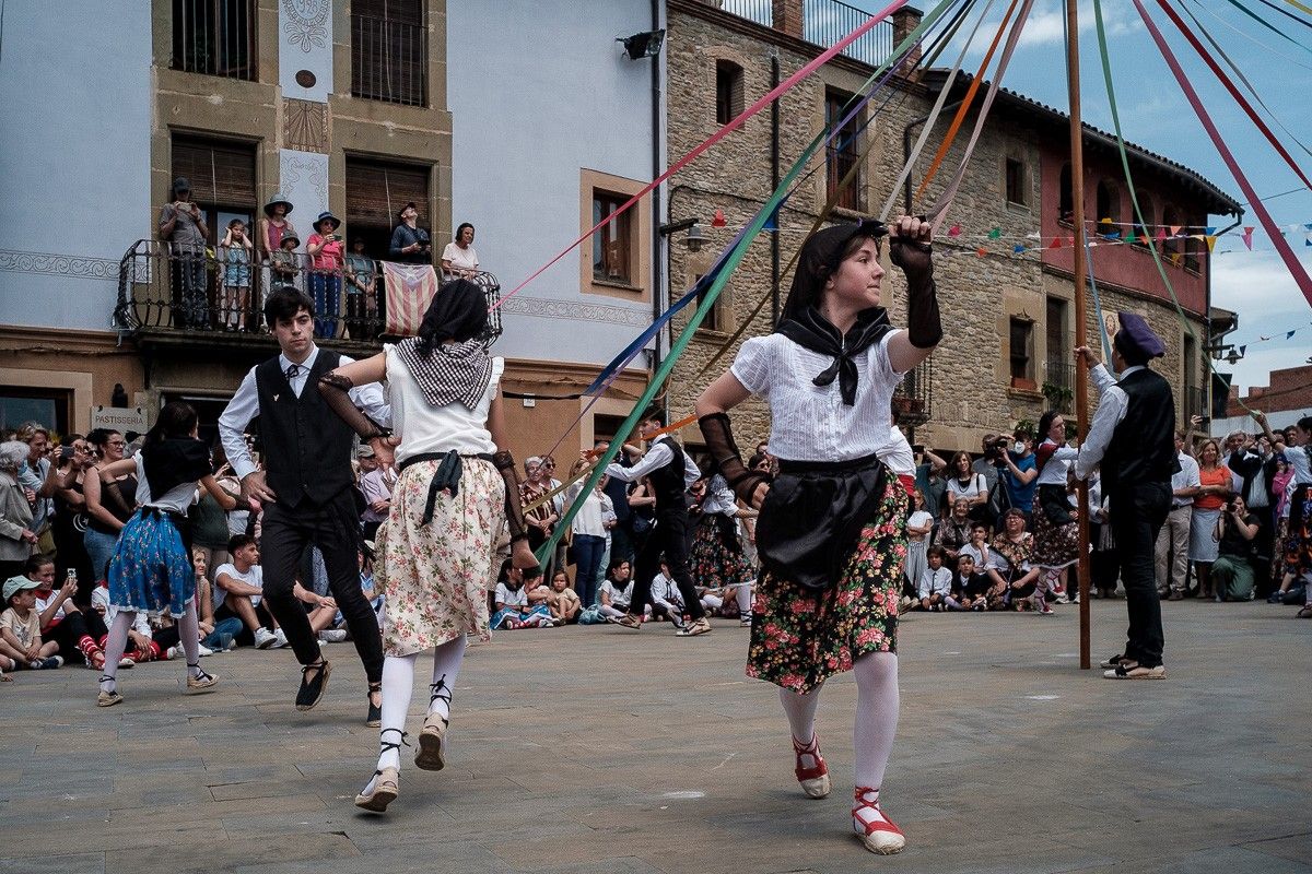 Folguerolencs i folguerolenques escenificant els ballets i les danses tradicionals del poble durant la Festa Verdaguer.