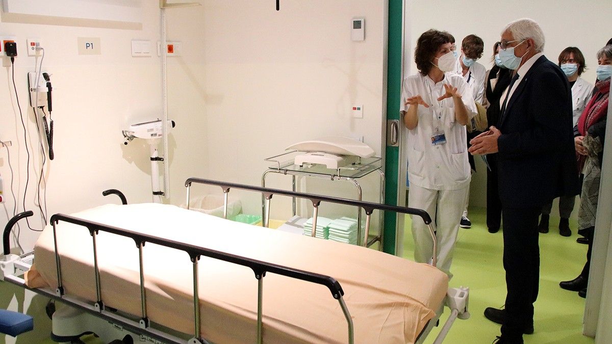 El conseller de Salut, Manel Balcells, visitant les noves instal·lacions d'urgències de l'Hospital Universitari de Vic.