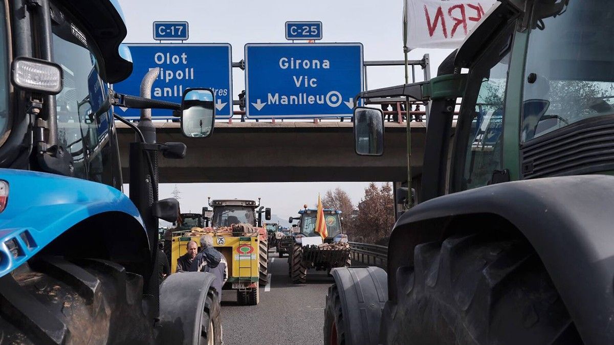 La columna de Vic, amb una vuitantena de tractors, inicia la marxa lenta per la C-17 direcció Barcelona.