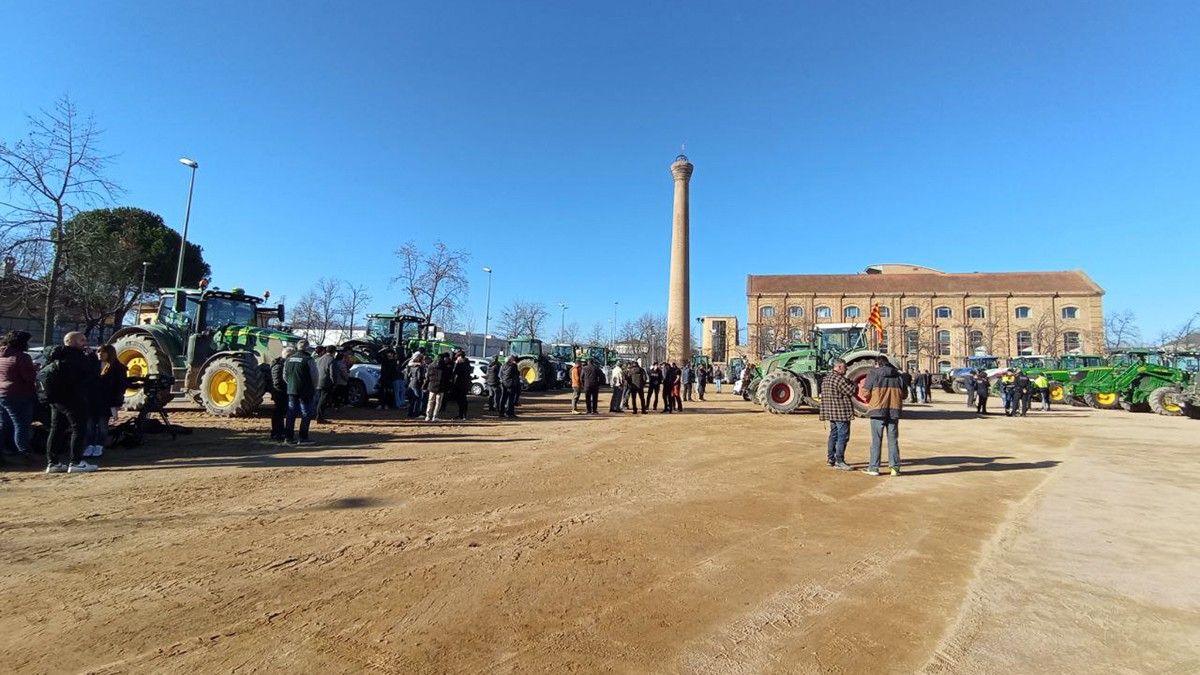 Una trentena de tractors s'han concentrat aquest dimarts al matí a Vic en una nova jornada de mobilització de la pagesia catalana.