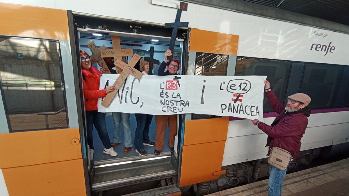 Usuaris de l'R3 d'Osona protesten pel mal funcionament de la línia després de les obres de desdoblament.