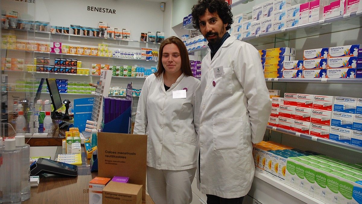 Maria Serra i Alfred Verdaguer, de la farmàcia de Sant Julià de Vilatorta, assessoren sobre els productes menstruals reutilitzables.