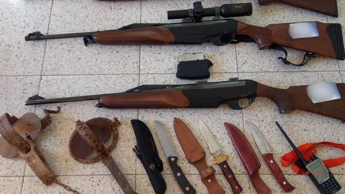 Confisquen diverses armes, un carregador il·legal, paranys de caça prohibits i altres estris en un control al Lluçanès.