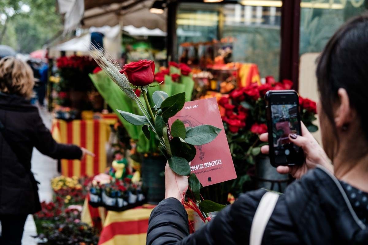 Aquest dimarts 23 d'abril, places i carrers d'arreu de Catalunya s'ompliran de llibres i roses amb el Sant Jordi 2024.