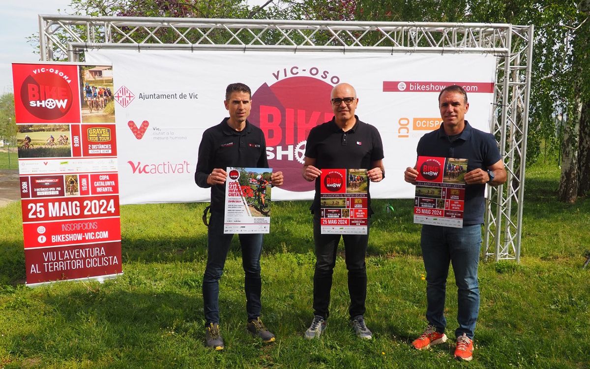 Josep Jufré, responsable de ciclisme del CN Vic-ETB; Eduard Comerma, regidor d'Esports; i Albert Balcells, director del Bike Show Vic-Osona