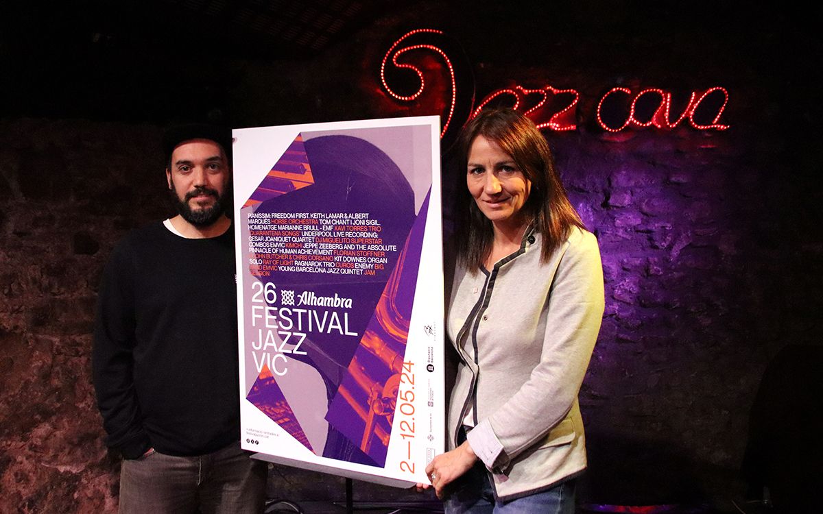 El director del certamen, Jordi Casadesús, i la regidora de Cultura, Bet Piella, durant la presentació del Festival de Jaz de Vic.