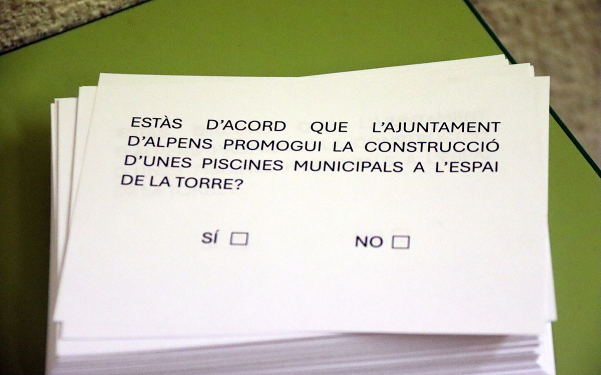 La butlleta amb la pregunta de la consulta popular d'Alpens per construir o no les piscines municipals.