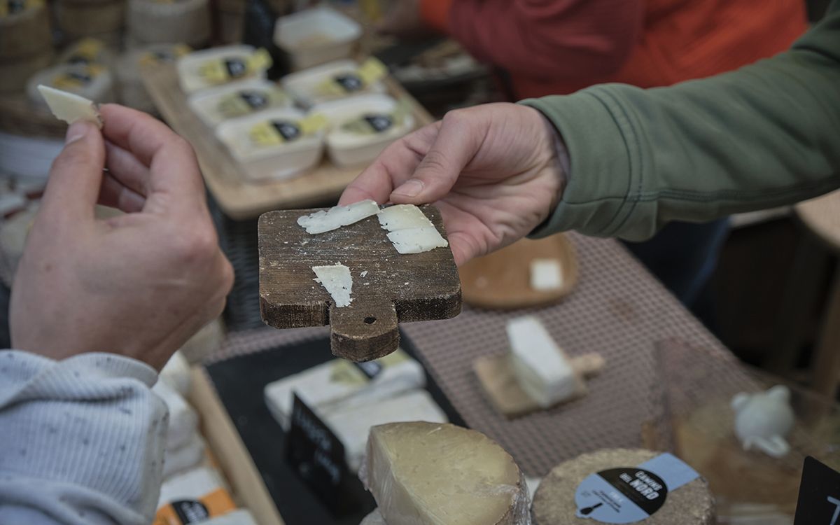 La setzena edició de Lactium ha comptat amb una quarantena d'artesans, més de 200 formatges per tastar i comprar al tall i una quinzena més de productes agroalimentaris de proximitat.