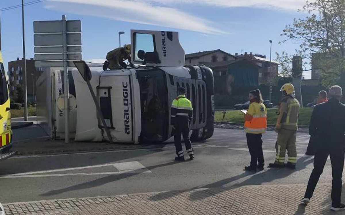 El camió ha bolcat a la rotonda de Can Fontseca, a Vic.