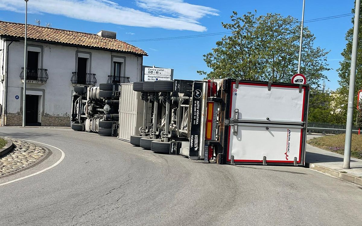 El camió ha bolcat a la rotonda de Can Fontseca, a Vic.