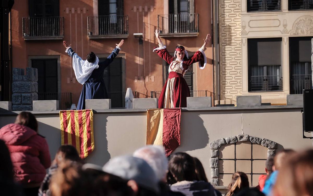 La representació de la Llegenda de Sant Jordi ha omplert de gom a gom la plaça Major de Vic aquest 23 d'abril.