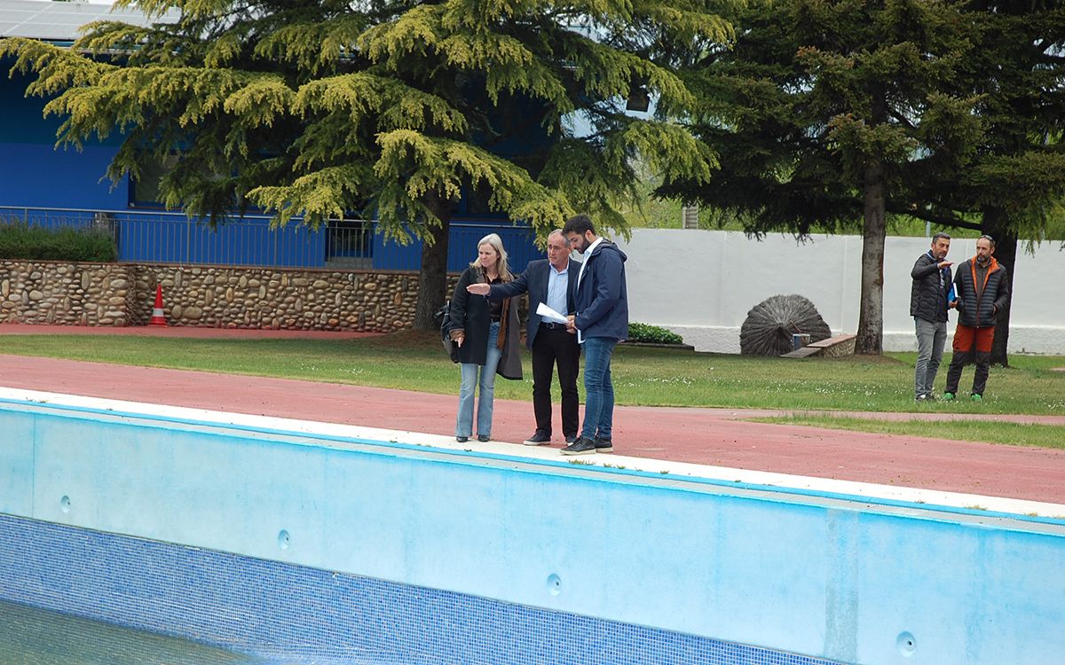 Marta Moreta, Josep Madrid i Arnau Rovira a la piscina de Manlleu, el passat 25 d'abril.