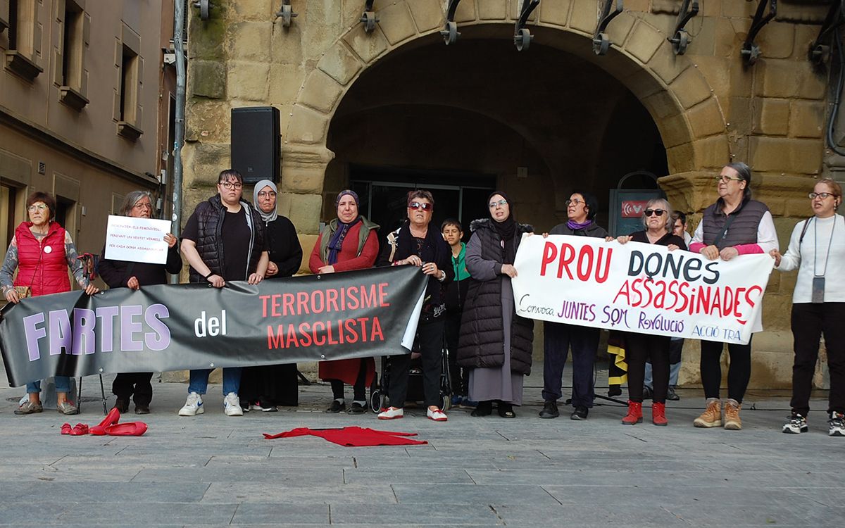 Col·lectius feministes i associacions de dones de Vic durant la concentració per condemnar el feminicidi d'una veïna de la ciutat.