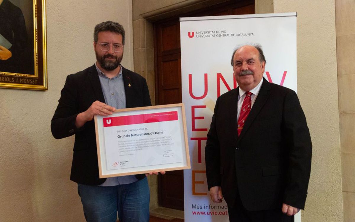 El president del Grup de Naturalistes d'Osona, Albert Palou, i el rector de la UVic-UCC, Josep Eladi Baños.