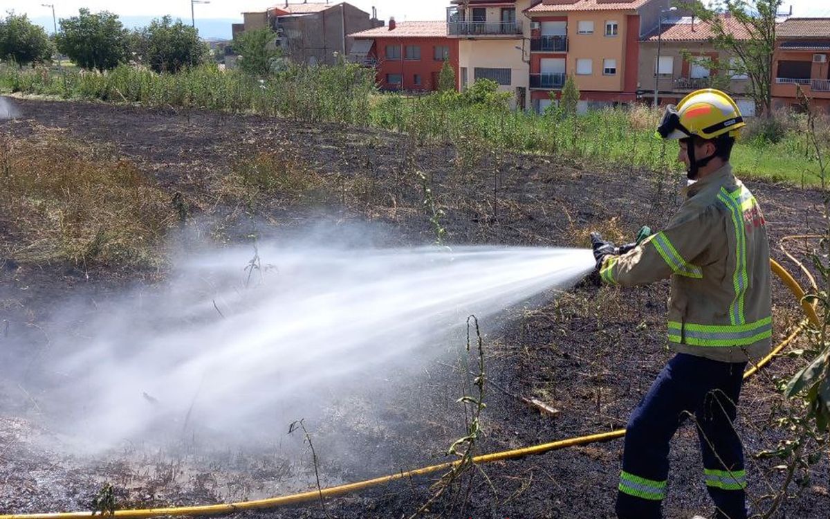 Un bomber treballant en l'extinció de l'incendi de vegetació de Roda de Ter.