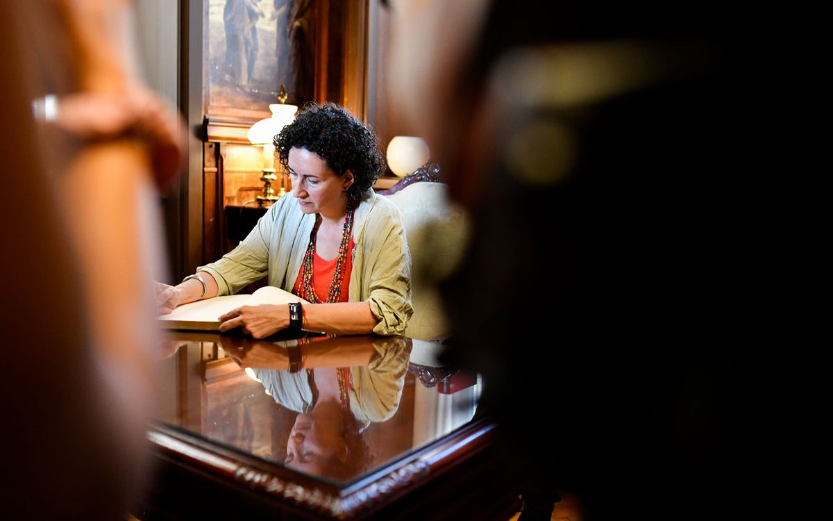 Marta Rovira signant el llibre d'honor de l'Ajuntament de Vic, aquest dissabte a la tarda.